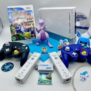 weiße Wii Konsole mit Wii und Game Cube Controllern